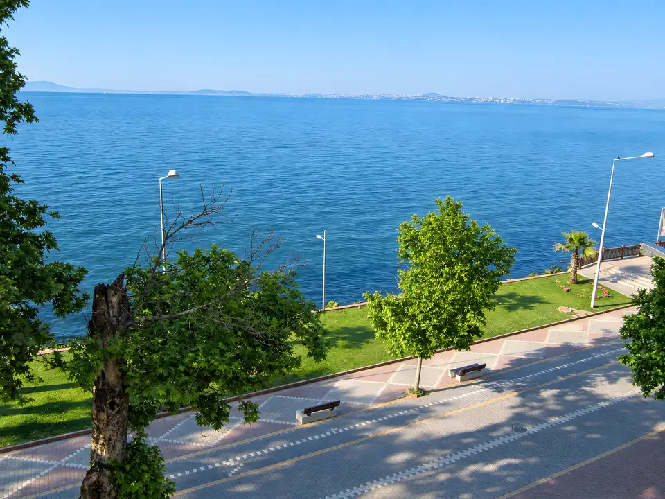 Yalova sahil yolu, çimenlik ve deniz